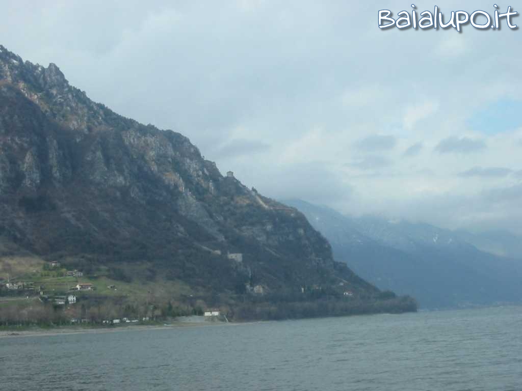 https://www.baialupo.com/gallery/2004-04-idro/Decollo_dal_lago.jpg