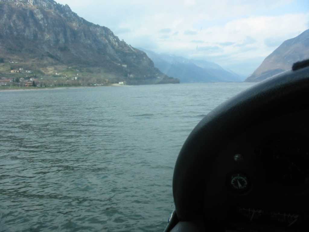 https://www.baialupo.com/gallery/2004-04-idro/Decollo_dal_lago_1.jpg