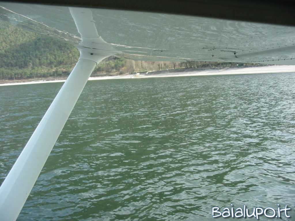 https://www.baialupo.com/gallery/2004-04-idro/Decollo_dal_lago_2.jpg