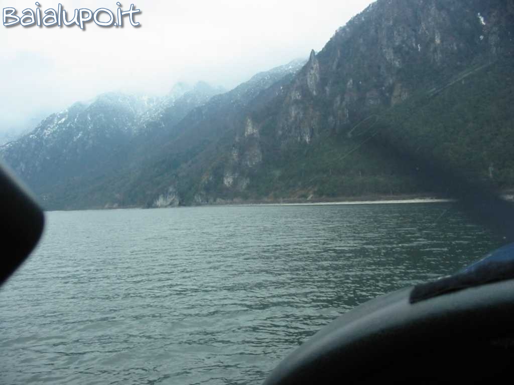 https://www.baialupo.com/gallery/2004-04-idro/Decollo_dal_lago_3.jpg