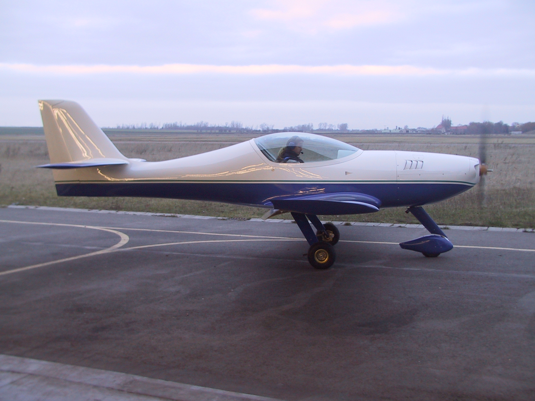 https://www.baialupo.com/gallery/2004-12-skyliner/IMG_2124.jpg