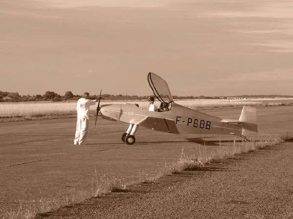 https://www.baialupo.com/gallery/2005-11-jodel-d18/demarrage_chambley_d18.jpg